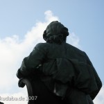 Lessing-Denkmal auf dem Gänsemarkt in Hamburg von Fritz Schaper, Detailansicht der Sitzfigur