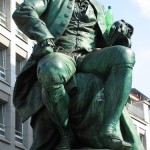 Lessing-Denkmal auf dem Gänsemarkt in Hamburg von Fritz Schaper, Detailansicht der Sitzfigur