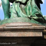 Lessing-Denkmal auf dem Gänsemarkt in Hamburg von Fritz Schaper, Signatur der Bildgießerei