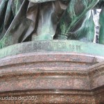 Lessing-Denkmal auf dem Gänsemarkt in Hamburg von Fritz Schaper, Detailansicht der Künstlersignatur