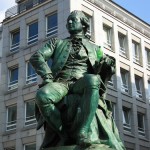 Lessing-Denkmal auf dem Gänsemarkt in Hamburg von Fritz Schaper, Gesamtansicht der Sitzfigur