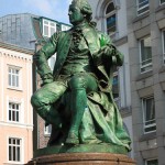 Lessing-Denkmal auf dem Gänsemarkt in Hamburg von Fritz Schaper, Gesamtansicht der Sitzfigur