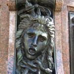 Lessing-Denkmal auf dem Gänsemarkt in Hamburg von Fritz Schaper, Detailansicht des Sockels, Medusa