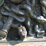 Lessing-Denkmal auf dem Gänsemarkt in Hamburg von Fritz Schaper, Detailansicht des Sockels, Schlange