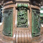 Lessing-Denkmal auf dem Gänsemarkt in Hamburg von Fritz Schaper, Detailansicht des Sockels, Pan