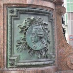 Lessing-Denkmal auf dem Gänsemarkt in Hamburg von Fritz Schaper, Detailansicht des Sockels