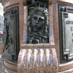 Lessing-Denkmal auf dem Gänsemarkt in Hamburg von Fritz Schaper, Detailansicht des Sockels, Medusa