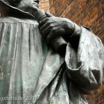 Luther-Denkmal in Hannover von Carl Dopmeyer, Detailansicht der Bibel