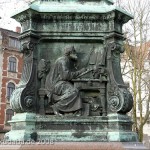 Luther-Denkmal in Eisenach von Adolf von Donndorf von 1894, Detailansicht vom Sockel