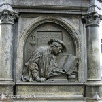 Das bronzene Luther-Denkmal in Eisleben, Standort ist auf dem Marktplatz, wurde 1882 von Rudolf Siemering geschaffen. Enthüllt wurde es 1883 anlässlich des 400. Geburtstags Luthers.