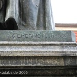 Das bronzene Luther-Denkmal in Eisleben, Standort ist auf dem Marktplatz, wurde 1882 von Rudolf Siemering geschaffen. Enthüllt wurde es 1883 anlässlich des 400. Geburtstags Luthers.
