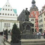Das bronzene Luther-Denkmal in Eisleben, Standort ist auf dem Marktplatz, wurde 1882 von Rudolf Siemering geschaffen. Enthüllt wurde es 1883 anlässlich des 400. Geburtstags Luthers.
