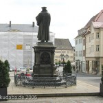 Das bronzene Luther-Denkmal in Eisleben, Standort ist auf dem Marktplatz, wurde 1882 von Rudolf Siemering geschaffen. Enthüllt wurde es 1883 anlässlich des 400. Geburtstags Luthers.