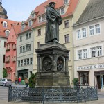 Das bronzene Luther-Denkmal in Eisleben, Standort ist auf dem Marktplatz, wurde 1882 von Rudolf Siemering geschaffen. Enthüllt wurde es 1883 anlässlich des 400. Geburtstags Luthers.