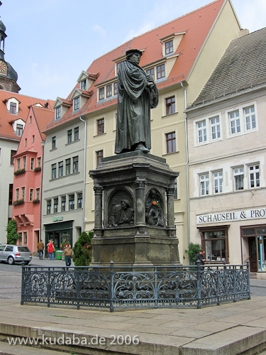 Das bronzene Luther-Denkmal in Eisleben, Standort ist auf dem Marktplatz, wurde 1882 von Rudolf Siemering geschaffen. Enthüllt wurde es 1883 anlässlich des 400. Geburtstags Luthers.