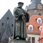 Das bronzene Luther-Denkmal in Eisleben, Standort ist auf dem Marktplatz, wurde 1882 von Rudolf Siemering geschaffen. Enthüllt wurde es 1883 anlässlich des 400. Geburtstags Luthers.