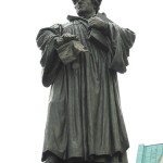 Das bronzene Luther-Denkmal in Eisleben, Standort ist auf dem Marktplatz, wurde 1882 von Rudolf Siemering geschaffen. Enthüllt wurde es 1883 anlässlich des 400. Geburtstags Luthers.