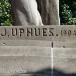 Moltke-Denkmal am Großen Stern im Großen Tiergarten in Berlin von Joseph Uphues von 1904, Detailansicht der Künstlersignatur