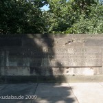 Moltke-Denkmal am Großen Stern im Großen Tiergarten in Berlin von Joseph Uphues von 1904, Ansicht der hinter dem Denkmal befindlichen Gedenktafel