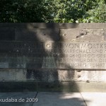 Moltke-Denkmal am Großen Stern im Großen Tiergarten in Berlin von Joseph Uphues von 1904, Ansicht der hinter dem Denkmal befindlichen Gedenktafel