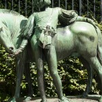 Denkmal "Pony und Knabe" von Erdmann Encke aus dem Jahr 1896 im Großen Tiergarten in Berlin-Tiergarten, Detailansicht