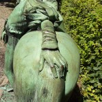 Denkmal "Pony und Knabe" von Erdmann Encke aus dem Jahr 1896 im Großen Tiergarten in Berlin-Tiergarten, Detailansicht