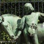 Denkmal "Pony und Knabe" von Erdmann Encke aus dem Jahr 1896 im Großen Tiergarten in Berlin-Tiergarten, Detailansicht