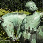 Denkmal "Pony und Knabe" von Erdmann Encke aus dem Jahr 1896 im Großen Tiergarten in Berlin-Tiergarten, Detailansicht