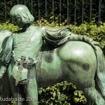 Denkmal "Pony und Knabe" von Erdmann Encke aus dem Jahr 1896 im Großen Tiergarten in Berlin-Tiergarten, Detailansicht