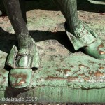 Denkmal "Pony und Knabe" von Erdmann Encke aus dem Jahr 1896 im Großen Tiergarten in Berlin-Tiergarten, Detailansicht