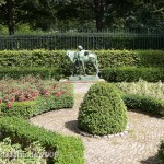 Denkmal "Pony und Knabe" von Erdmann Encke aus dem Jahr 1896 im Großen Tiergarten in Berlin-Tiergarten, Fernansicht
