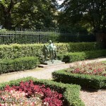 Denkmal "Pony und Knabe" von Erdmann Encke aus dem Jahr 1896 im Großen Tiergarten in Berlin-Tiergarten, Fernansicht