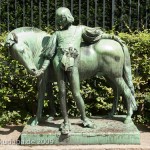 Denkmal "Pony und Knabe" von Erdmann Encke aus dem Jahr 1896 im Großen Tiergarten in Berlin-Tiergarten, Gesamtansicht