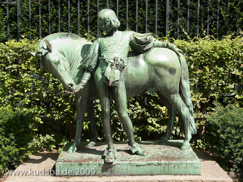 Denkmal "Pony und Knabe" von Erdmann Encke aus dem Jahr 1896 im Großen Tiergarten in Berlin-Tiergarten, Gesamtansicht