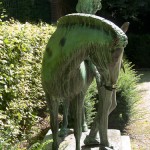 Denkmal "Pony und Knabe" von Erdmann Encke aus dem Jahr 1896 im Großen Tiergarten in Berlin-Tiergarten, Gesamtansicht