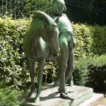 Denkmal "Pony und Knabe" von Erdmann Encke aus dem Jahr 1896 im Großen Tiergarten in Berlin-Tiergarten, Gesamtansicht