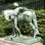 Denkmal "Pony und Knabe" von Erdmann Encke aus dem Jahr 1896 im Großen Tiergarten in Berlin-Tiergarten, Gesamtansicht