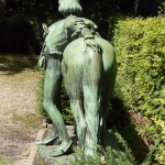 Denkmal "Pony und Knabe" von Erdmann Encke aus dem Jahr 1896 im Großen Tiergarten in Berlin-Tiergarten, Gesamtansicht