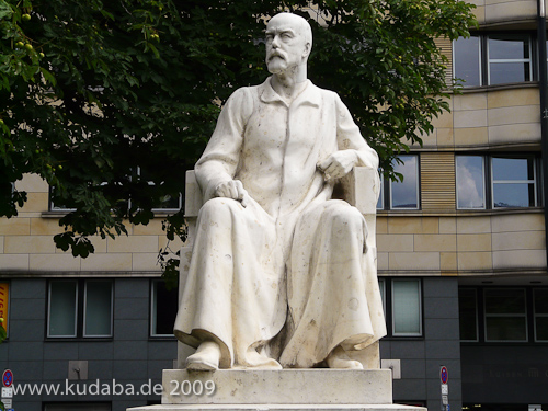 Denkmal Robert Koch in Berlin-Mitte von Louis Tuaillon von 1916, Gesamtansicht der Sitzfigur