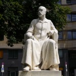 Denkmal Robert Koch in Berlin-Mitte von Louis Tuaillon von 1916, Gesamtansicht der Sitzfigur