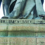 Roon-Denkmal am Großen Stern im Großen Tiergarten in Berlin von Harro Magnussen, Detailansicht der Künstlersignatur