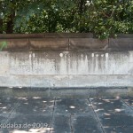 Roon-Denkmal am Großen Stern im Großen Tiergarten in Berlin von Harro Magnussen, Gesamtansicht der hinter dem Denkmal befindlichen Gedenktafel