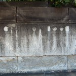 Roon-Denkmal am Großen Stern im Großen Tiergarten in Berlin von Harro Magnussen, Detailansicht der hinter dem Denkmal befindlichen Gedenktafel