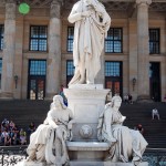 Schiller-Denkmal in Berlin-Mitte auf dem Gendarmenmarkt von Reinhold Begas, frontale Gesamtansicht