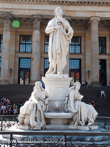 Schiller-Denkmal in Berlin-Mitte auf dem Gendarmenmarkt von Reinhold Begas, frontale Gesamtansicht