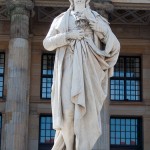 Schiller-Denkmal in Berlin-Mitte auf dem Gendarmenmarkt von Reinhold Begas, Detailansicht der Standfigur Schillers