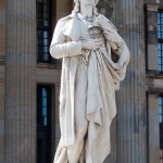 Schiller-Denkmal in Berlin-Mitte auf dem Gendarmenmarkt von Reinhold Begas, Detailansicht der Standfigur Schillers