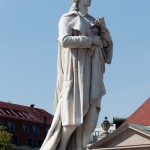 Schiller-Denkmal in Berlin-Mitte auf dem Gendarmenmarkt von Reinhold Begas, Detailansicht der Standfigur Schillers