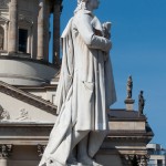 Schiller-Denkmal in Berlin-Mitte auf dem Gendarmenmarkt von Reinhold Begas, Detailansicht der Standfigur Schillers