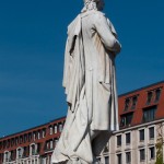 Schiller-Denkmal in Berlin-Mitte auf dem Gendarmenmarkt von Reinhold Begas, Detailansicht der Standfigur Schillers